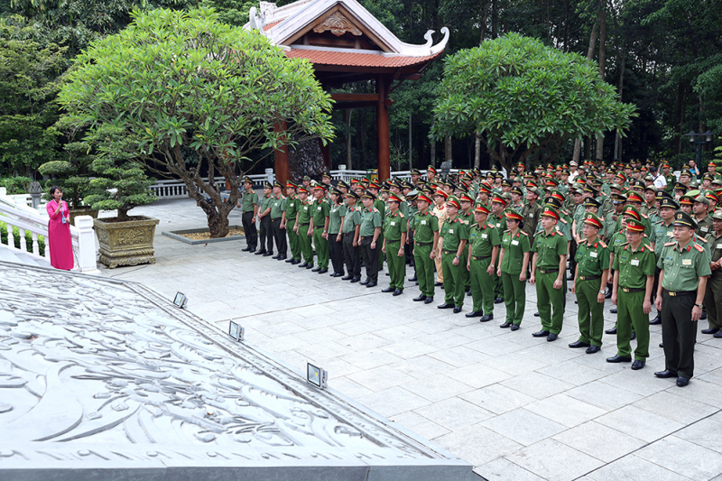 Đoàn đại biểu, điển hình tiên tiến trong CAND báo công dâng Bác -0