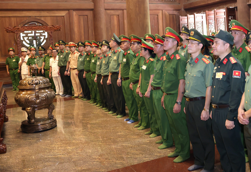 Đoàn đại biểu, điển hình tiên tiến trong CAND báo công dâng Bác -1