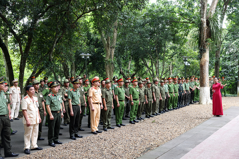 Đoàn đại biểu, điển hình tiên tiến trong CAND báo công dâng Bác -1