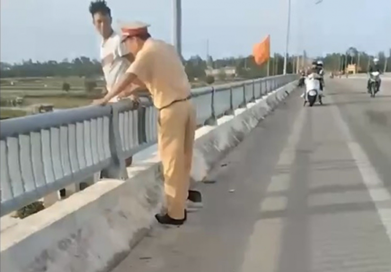 Đang tuần tra trên đường, CSGT kịp thời cứu người đàn ông định nhảy cầu tự tử -0