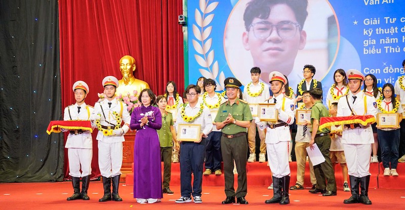 Tuyên dương 834 học sinh tiêu, xuất sắc là con em cán bộ, chiến sĩ Công an Hà Nội -0
