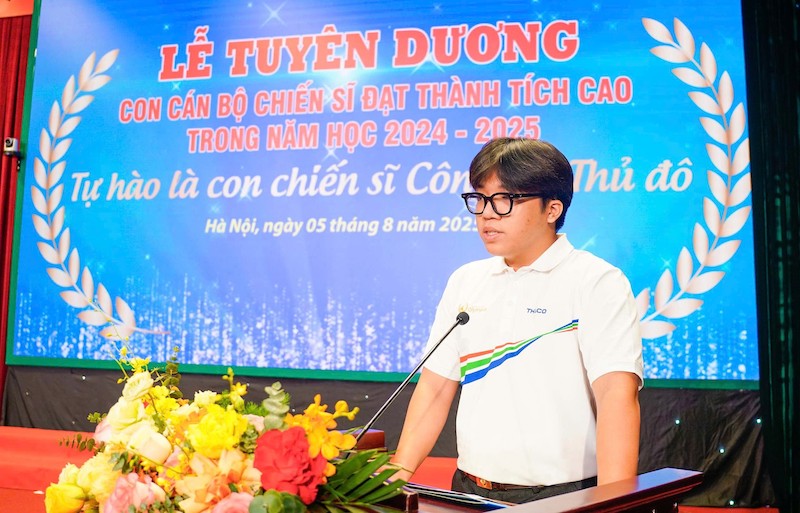 Tuyên dương 834 học sinh tiêu, xuất sắc là con em cán bộ, chiến sĩ Công an Hà Nội -0