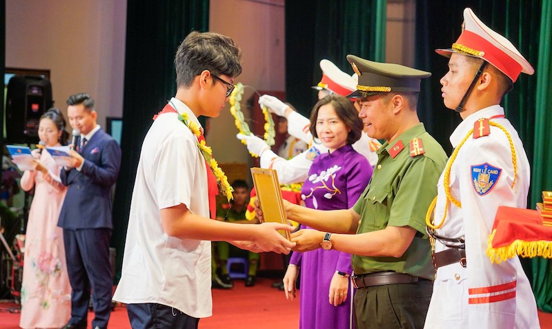 Tuyên dương 834 học sinh tiêu, xuất sắc là con em cán bộ, chiến sĩ Công an Hà Nội -2