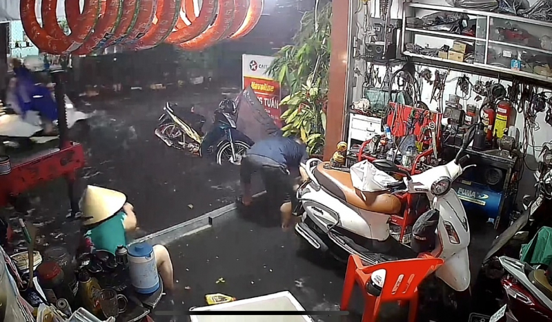 Mưa lớn, đường ngập nhiều người tan làm nhiều giờ vẫn chưa về đến nhà -0