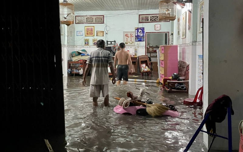 Mưa lớn, đường ngập nhiều người tan làm nhiều giờ vẫn chưa về đến nhà -1
