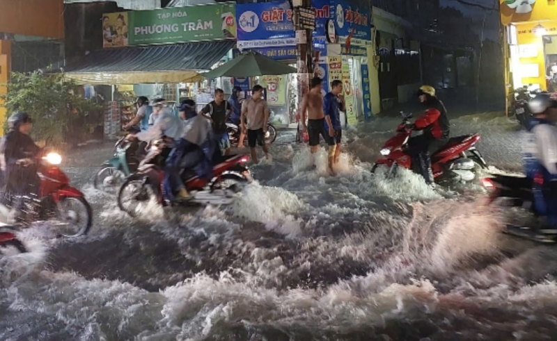 Mưa lớn, đường ngập nhiều người tan làm nhiều giờ vẫn chưa về đến nhà -3