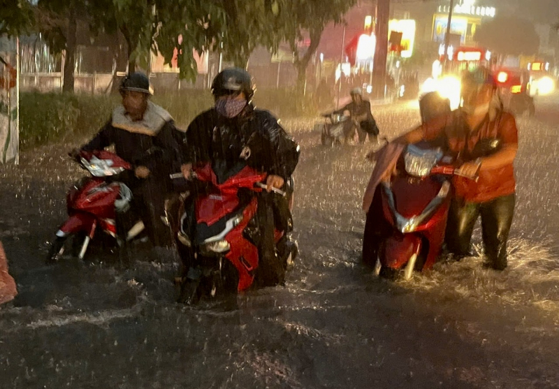 Mưa lớn, đường ngập nhiều người tan làm nhiều giờ vẫn chưa về đến nhà -7