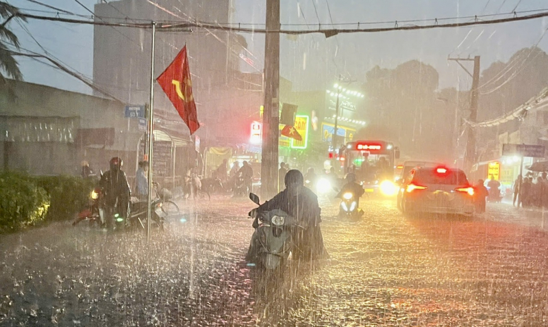 Mưa lớn, đường ngập nhiều người tan làm nhiều giờ vẫn chưa về đến nhà -8