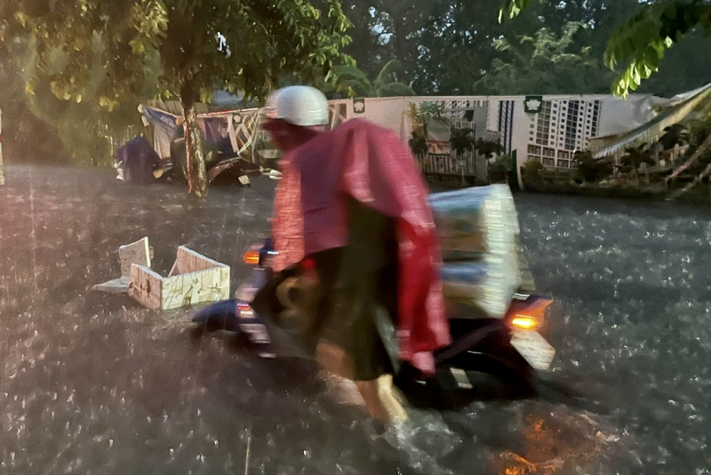 Mưa lớn, đường ngập nhiều người tan làm nhiều giờ vẫn chưa về đến nhà -9