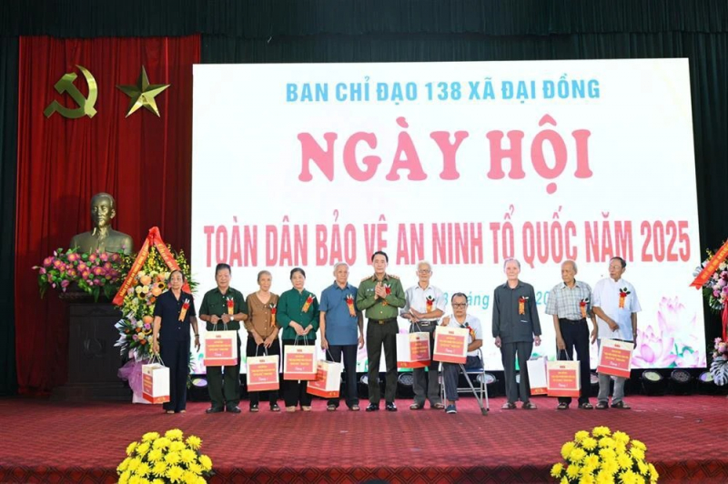 Deputy Minister Le Quoc Hung attends “All People Protecting National Security” Festival in Bac Ninh -0