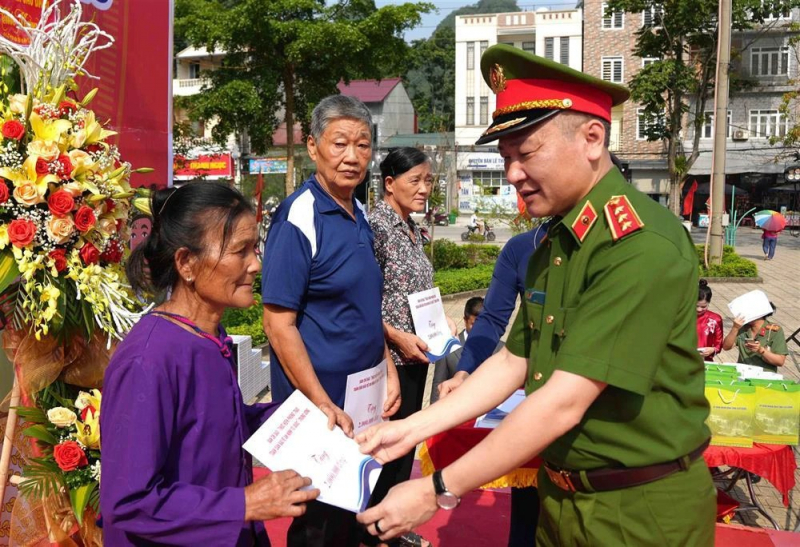 Deputy Minister Nguyen Ngoc Lam attends “All People Protecting National Security” Festival in Cao Bang province -0