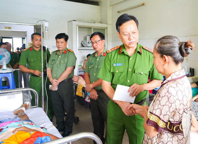 Thăm hỏi, động viên tổ viên bảo vệ ANTT cơ sở bị thương khi làm nhiệm vụ -0