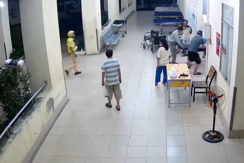 CSGT Công an Đồng Nai kịp thời đưa bé gái bị co giật đi cấp cứu  -0