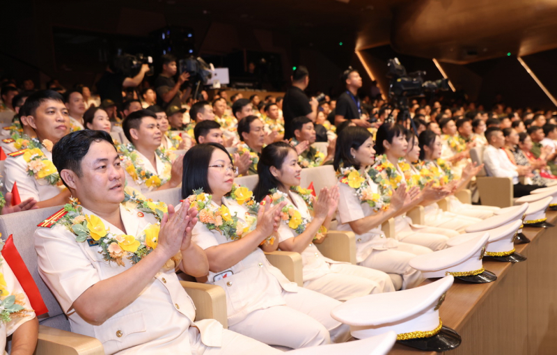 Biến phong trào thi đua thành sức mạnh vĩ đại giữ gìn non sông gấm vóc muôn đời bền vững -0