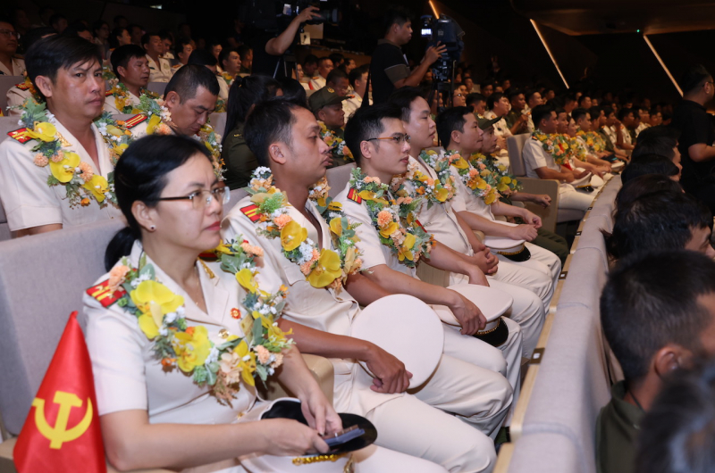 Biến phong trào thi đua thành sức mạnh vĩ đại giữ gìn non sông gấm vóc muôn đời bền vững -0