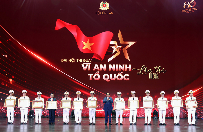 Biến phong trào thi đua thành sức mạnh vĩ đại giữ gìn non sông gấm vóc muôn đời bền vững -0