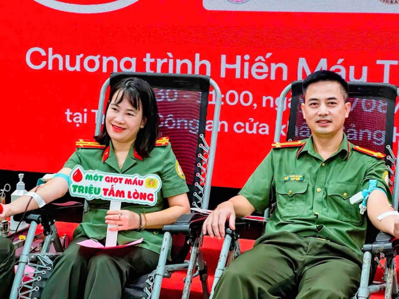 Hiến máu cứu người, nghĩa cử cao đẹp của Công an cửa khẩu Nội Bài -0