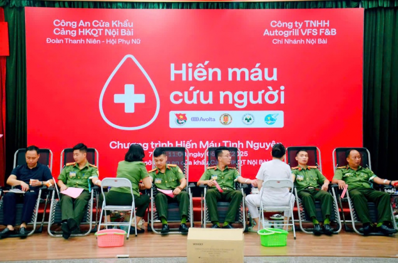 Hiến máu cứu người, nghĩa cử cao đẹp của Công an cửa khẩu Nội Bài -0