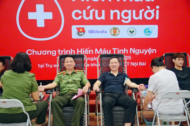 Hiến máu cứu người, nghĩa cử cao đẹp của Công an cửa khẩu Nội Bài -1