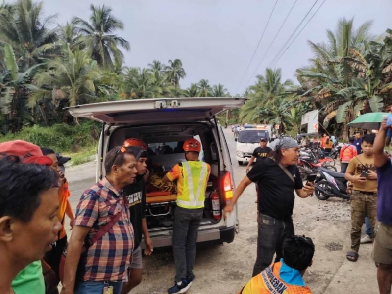 Xe mất phanh lao xuống vách núi khiến 8 người chết tại Philippines -0