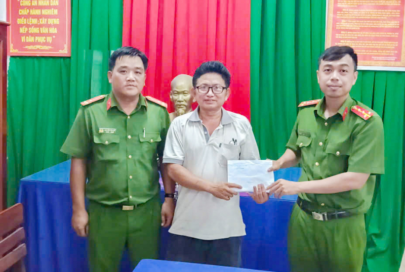 Công an phường ở Cần Thơ kịp thời xác minh, trao trả tài sản cho người đánh rơi -0