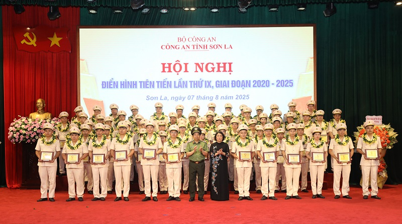 Công an tỉnh Sơn La tuyên dương 100 điển hình tiên tiến -0