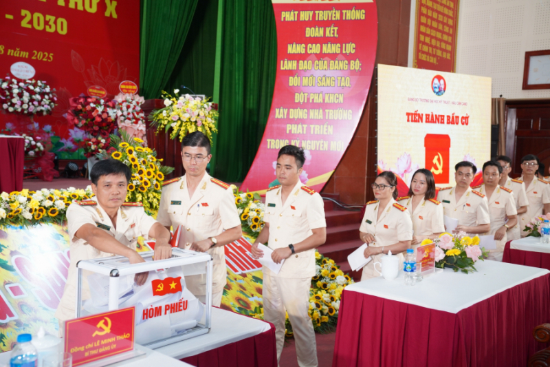 Xây dựng Đại học Kỹ thuật-Hậu cần CAND thành trung tâm nghiên cứu khoa học uy tín, trường đạt chuẩn quốc gia -0