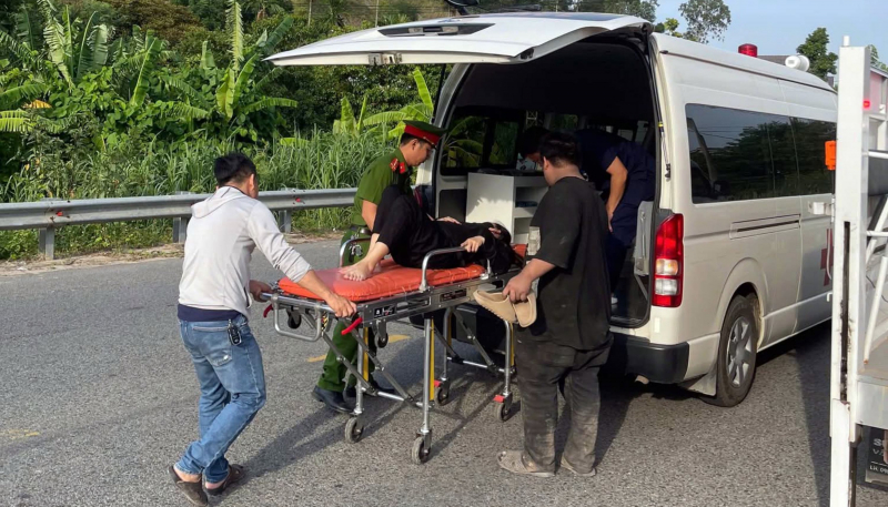 Công an xã kịp thời hỗ trợ thai phụ bị tai nạn giao thông đi cấp cứu -0