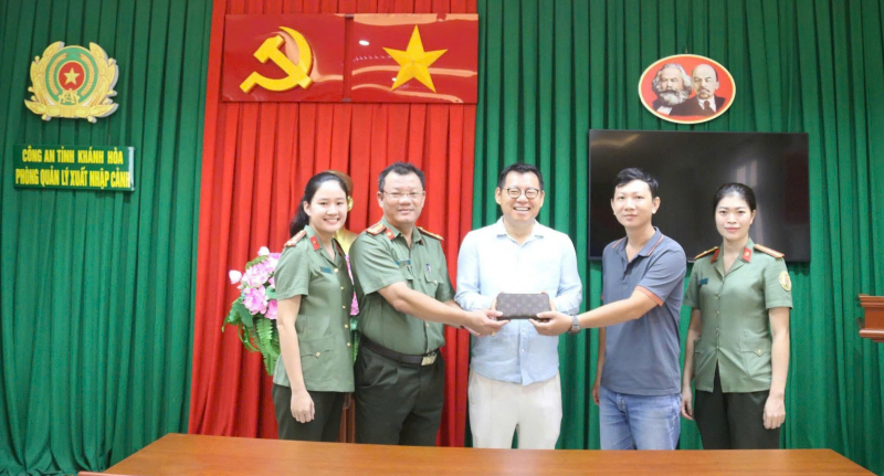 Công an tỉnh Khánh Hòa trao lại tài sản cho một người Hàn Quốc đã đánh rơi -0