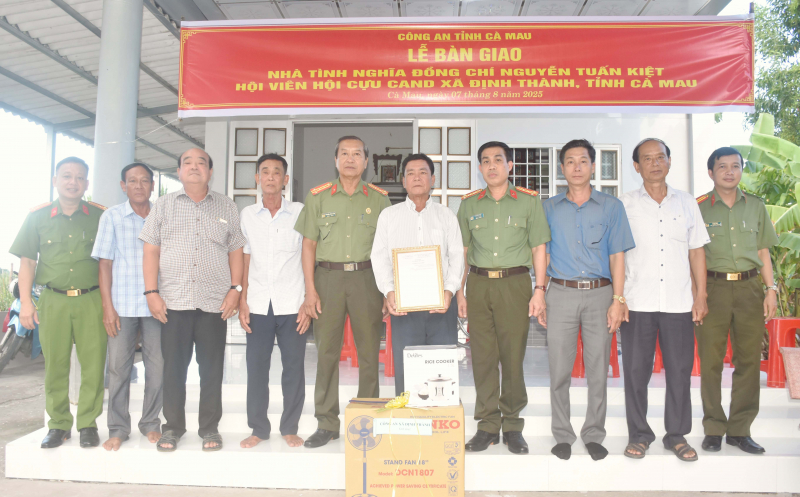 Công an tỉnh Cà Mau bàn giao nhà cho hội viên Hội Cựu CAND -0