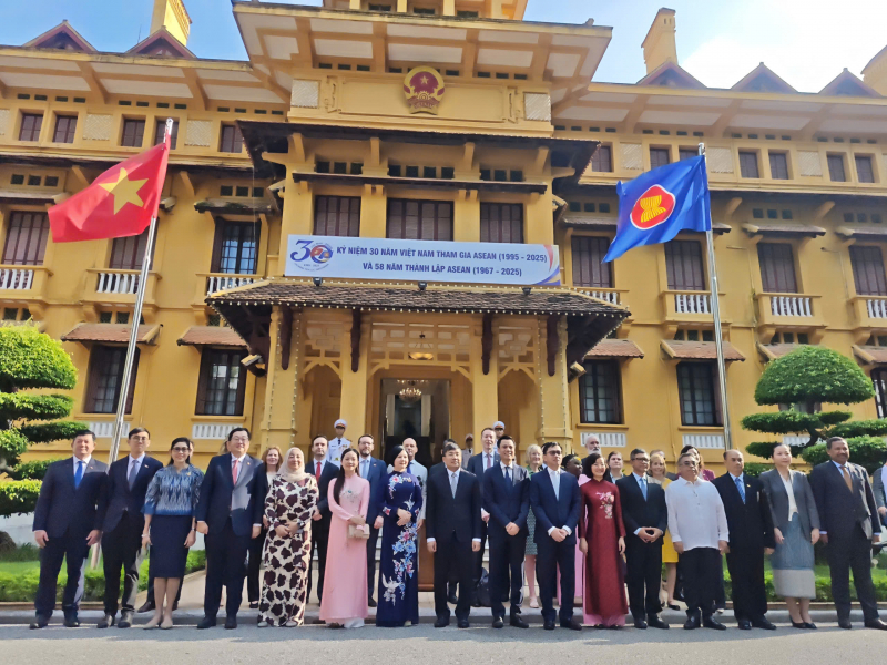 Trang trọng lễ thượng cờ kỷ niệm 58 năm Ngày thành lập ASEAN -0