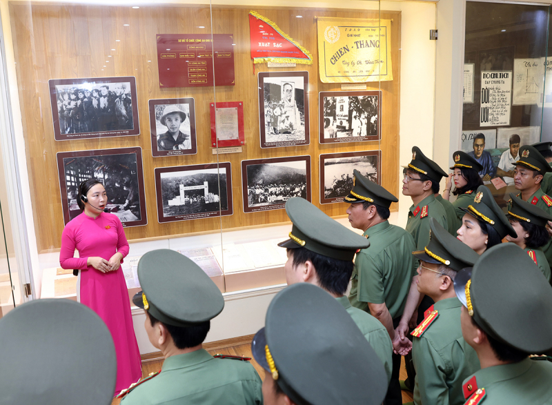 Cụm thi đua số 8 báo công dâng Bác -1