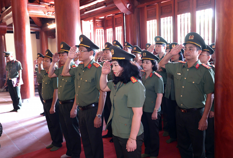 Cụm thi đua số 8 báo công dâng Bác -1