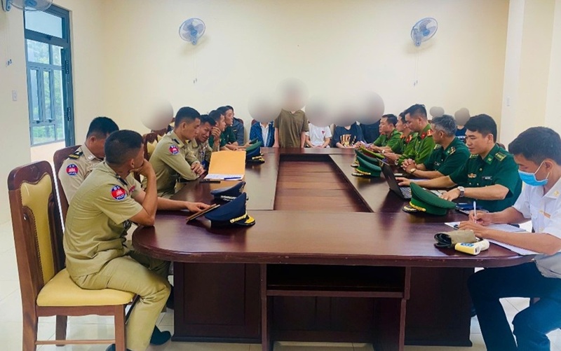 Công an Lâm Đồng tiếp nhận 11 công dân bị lừa sang Campuchia -0