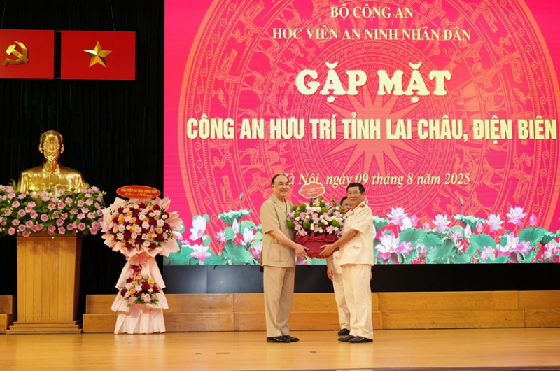 Gặp mặt cán bộ hưu trí Công an tỉnh Điện Biên và Lai Châu tại Hà Nội -0