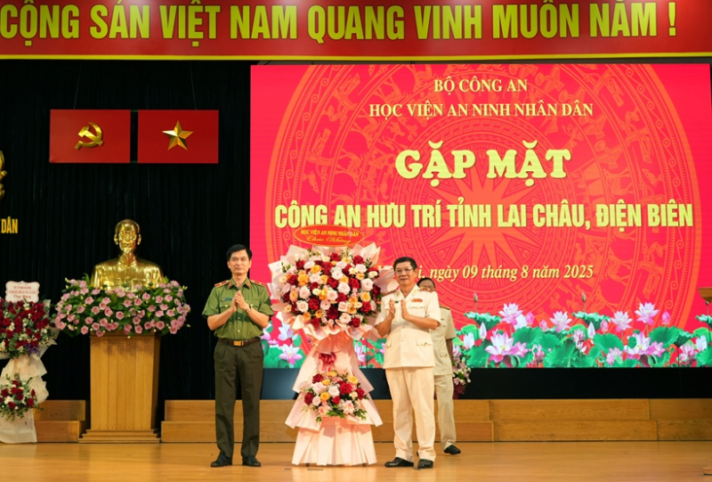 Gặp mặt cán bộ hưu trí Công an tỉnh Điện Biên và Lai Châu tại Hà Nội -0