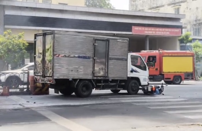 Nhiều người kịp thời thoát khỏi đám cháy xe ô tô 16 chỗ -0