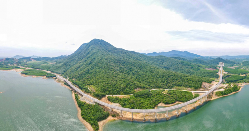 Ngắm vẻ kỳ vĩ của cao tốc Vũng Áng – Bùng trước ngày thông xe -0
