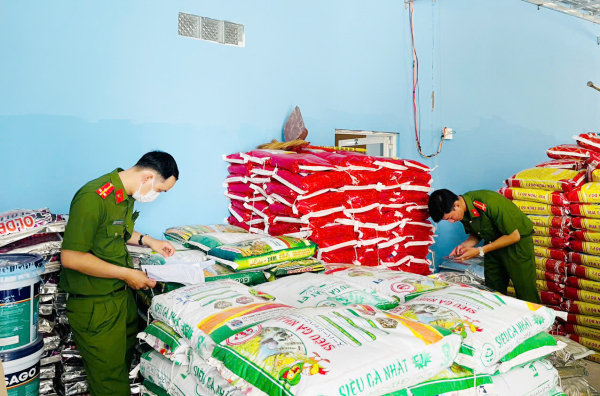 Tạm giữ trên 77 tấn sản phẩm vật tư nông nghiệp không rõ nguồn gốc -0