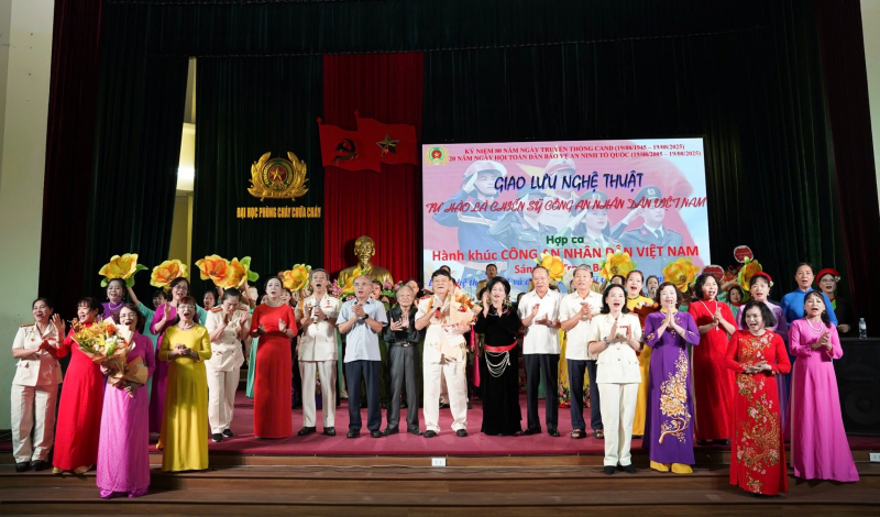 Ấm áp nghĩa tình Công an hưu trí khối Xây dựng lực lượng CAND -0