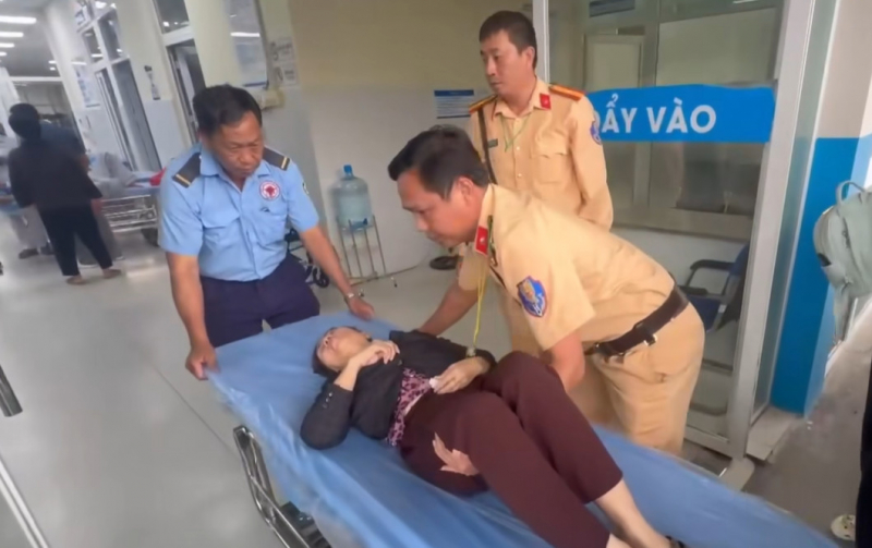 CSGT kịp thời đưa hai người gặp nạn đến bệnh viện cấp cứu -0