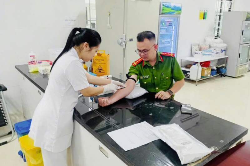 Đại uý Công an xã khẩn cấp vượt 20km hiến máu cứu người. -0