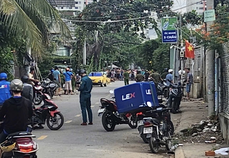 Khống chế đối tượng có biểu hiện bất thường cầm dao cố thủ trong bãi đất trống -0