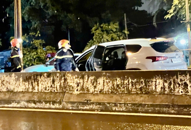 Dập tắt kịp thời vụ cháy xe ô tô 7 chỗ trong cơn mưa lớn -0