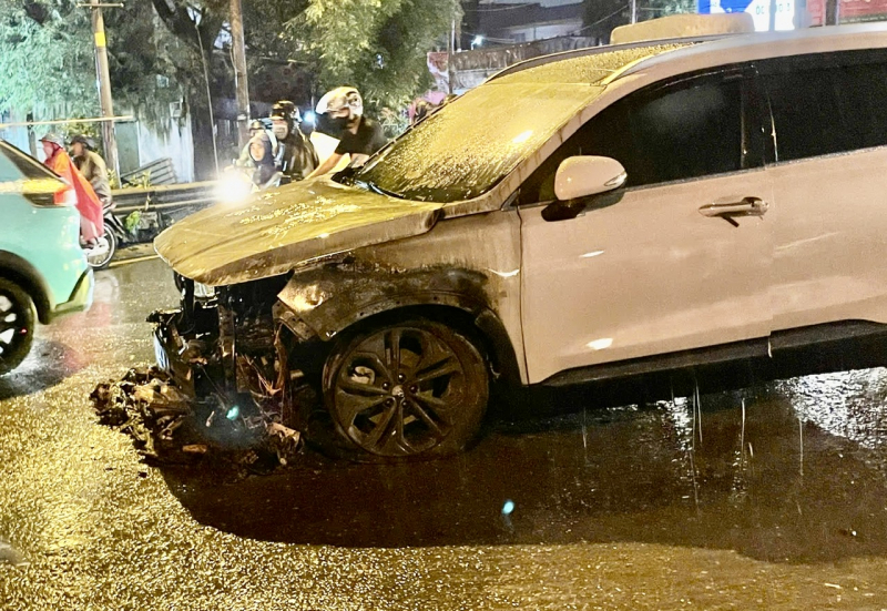 Dập tắt kịp thời vụ cháy xe ô tô 7 chỗ trong cơn mưa lớn -0