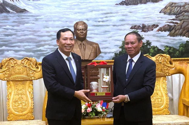 Deputy Minister Le Van Tuyen pays courtesy call on Lao Deputy Prime Minister and Minister of Public Security -0