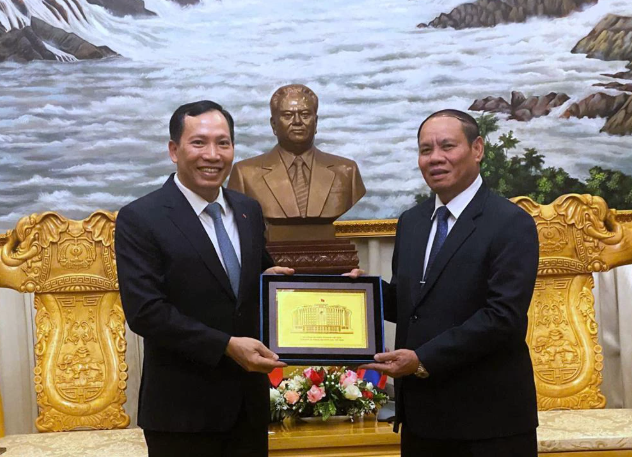 Deputy Minister Le Van Tuyen pays courtesy call on Lao Deputy Prime Minister and Minister of Public Security -0