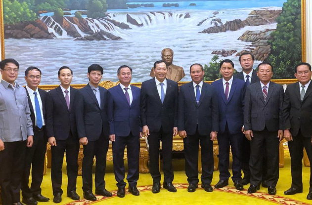 Deputy Minister Le Van Tuyen pays courtesy call on Lao Deputy Prime Minister and Minister of Public Security -0