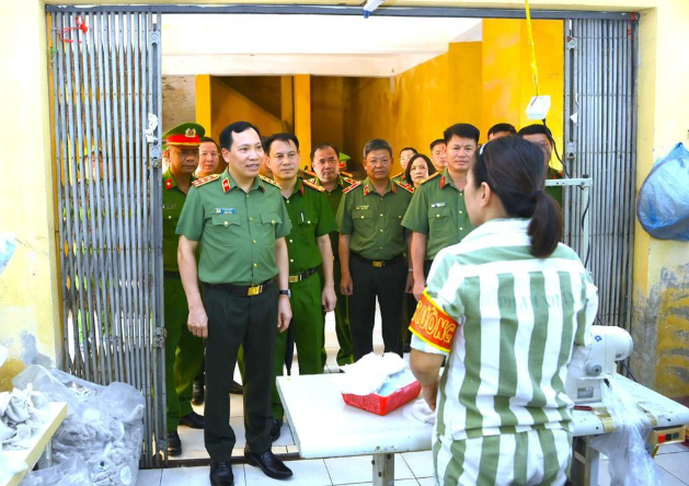 Deputy Minister Le Van Tuyen inspects amnesty work at Northern detention facilities -0