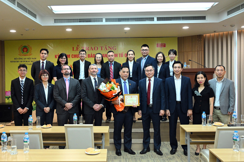 Trao Kỷ niệm chương “Bảo vệ an ninh Tổ quốc” tặng cán bộ Bộ Ngoại giao Hoa Kỳ -0